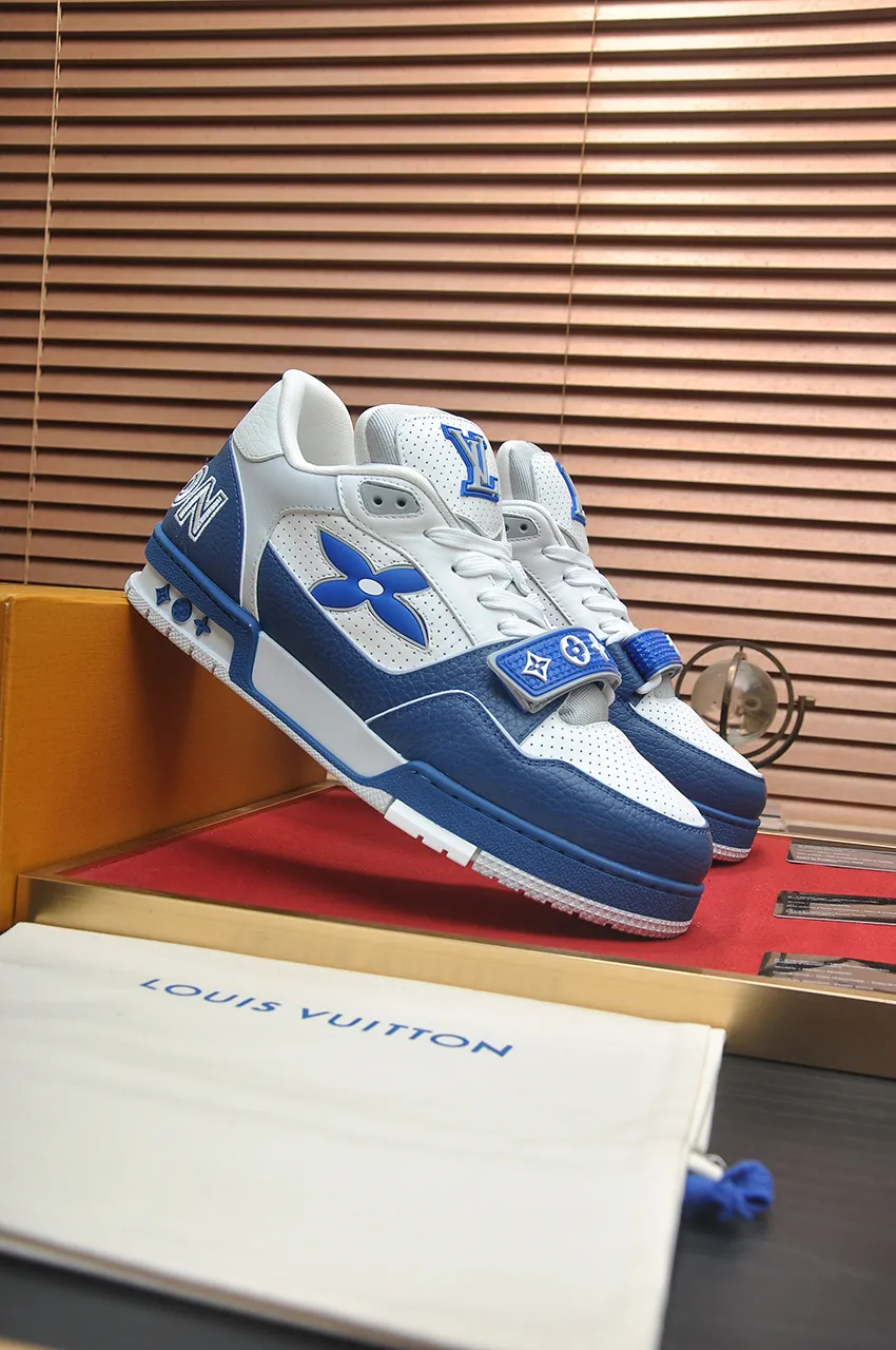 Men's shoes 💰660💶Original development, quality shipping, welcome to compare - LV sneaker series LV Trainer Maxi sneakers introduce the loose silhouette of the ready-to-wear series into the LV Trainer sneaker design written by Virgil Abloh, making an eye-catching appearance in the spring and summer men's wear shows. The cow leather upper is combined with rough fabric laces, and colorful beading highlights the brand's classic elements. LV letters mark the tongue and Monogram floral outsole. Mixed materials Made of first-layer cowhide, wrapped in imported custom-printed denim, thick shoelace design, large Monogram print on the side, "lv 54" badges on the tongue and heel, rubber outsole decorated with Monogram flowers, mesh lining and cotton feet, the comfort is as extreme as ever, premium heritage, quality first, worth owning! Size: Women's 35-39 (customized at 40, non-refundable) Men's 39-45 (customized at 38.46, non-refundable) ♡Full set of packaging with original gift box